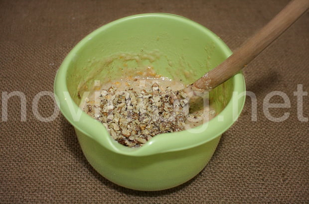Изсипване на орехите в кекса с канела и тиква