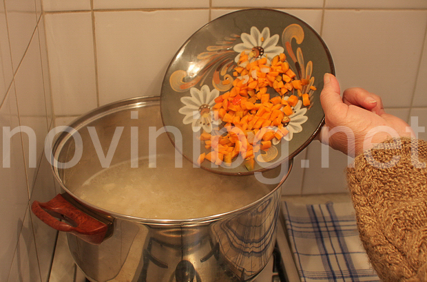 Постен боб - изсипване на морковите