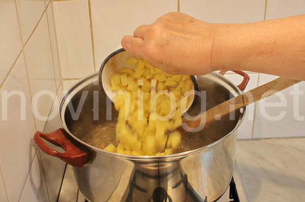 Рагу от гъби - изсипване на картофите