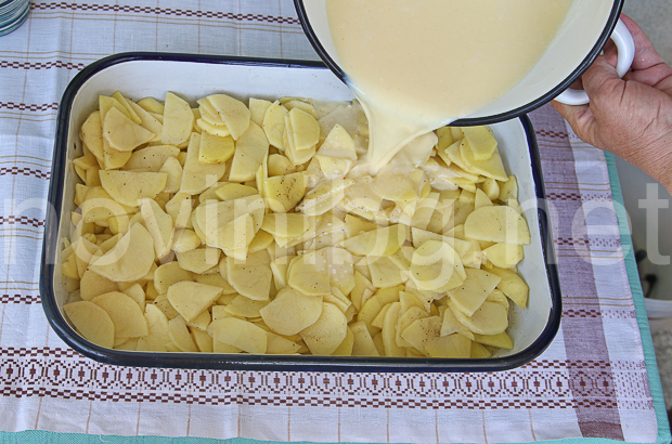 Картофи по савойски - изливане на млякото