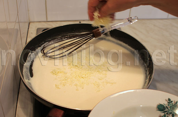 Рецепта за закуска с яйца - слагане на кашкавала