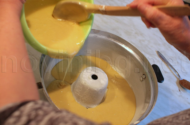 Изсипване на сместа във формата за кекс