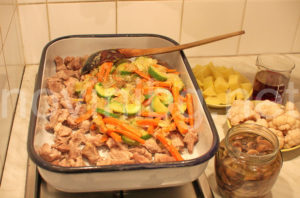 Печено свинско със зеленчуци - месото и част от зеленчуците в тавата