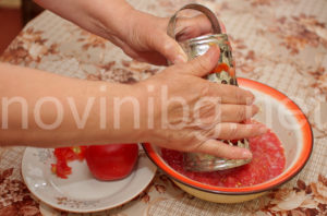 Пълнини чушки с доматен сос - рендосване на доматите