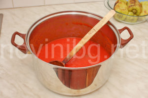 Пържени чушки с доматен сос - доматения сос е готов