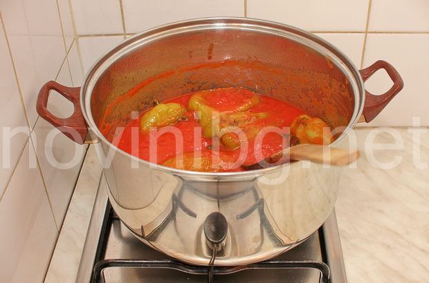 Пържени чушки с доматен сос - готовото ястие в тенджерата