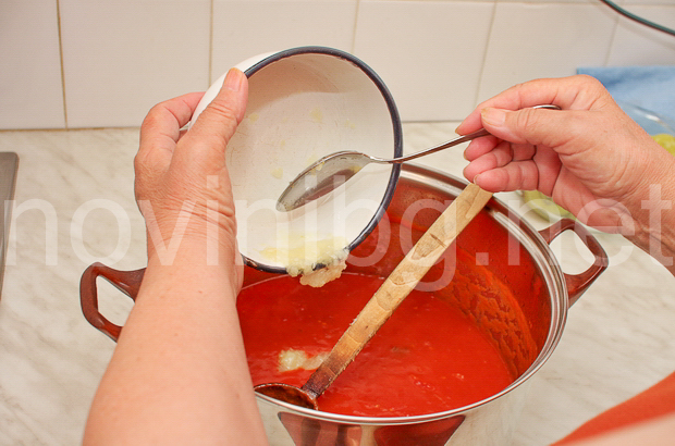 Пържени чушки с доматен сос - изсипване на скълцания чесън