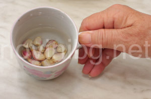 Пържени чушки с доматен сос - скилидки чесън накиснати в чаша с вода