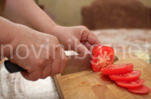 Ветрило от патладжан - нарязване на доматите