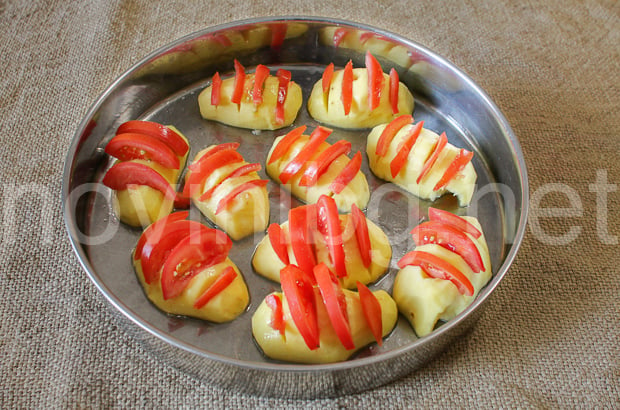 Картофени миди - картофи и домати в тавата
