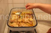 Пикантни пилешки бутчета - поливане със соса