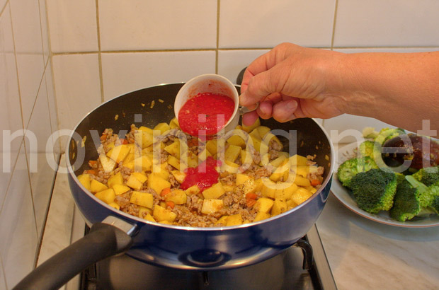 Мусака с кайма и броколи - изсипване на доматения сос