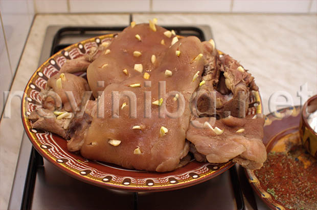 Сочен свински джолан - напълнен с чесън
