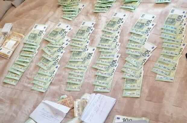 пари в пликове